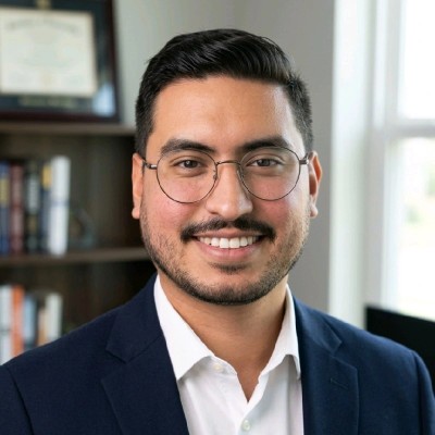 Headshot of Mark de la Cruz